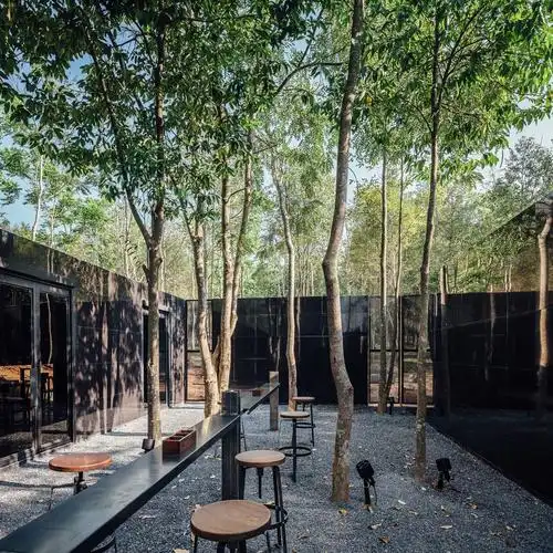 泛黄潜水艇咖啡厅 / secondfloor architects, ketsiree wongwan