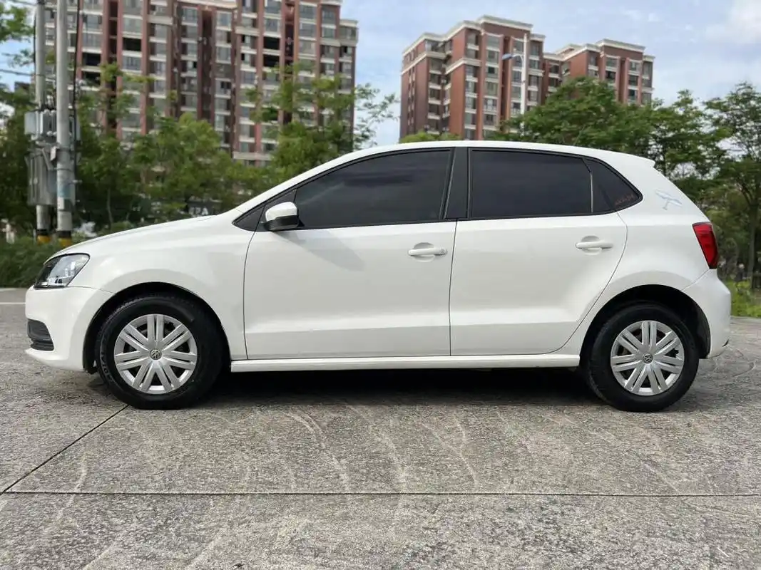 2020款的大众polo车型是一款小型车,车身结构为5门5座的两厢车.