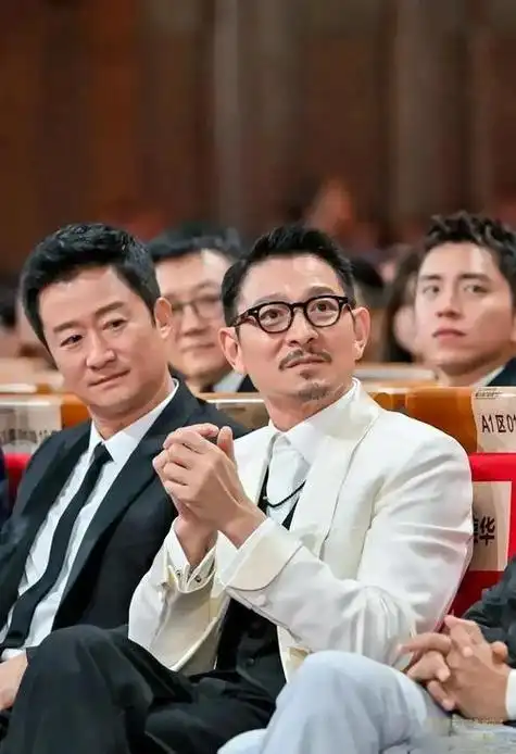 在刘德华这位娱乐圈传奇巨星身上,每一次的现身都成为了粉丝们热切