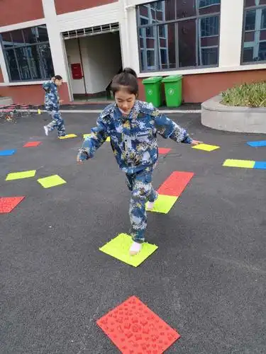 室内实践活动【指压板】:锻炼学生忍耐力,同时也助于脚底血液循环,寓