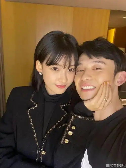 孙怡晒照为董子健庆生 满脸笑容太幸福