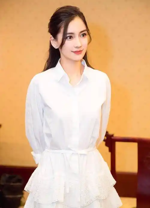 杨颖下水教儿子游泳,小海绵没穿救生衣真勇敢,陪伴儿子真尽责!