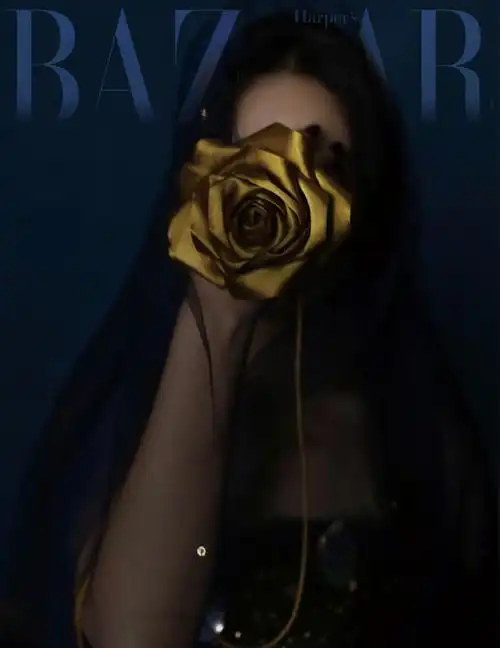 赵丽颖将连续七年登上时尚芭莎封面大片蓝色的基调下,纱幔朦胧,散发