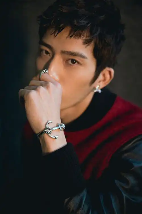 井柏然久违的短发造型,清爽洒脱,魅力无限,时尚表现力满分