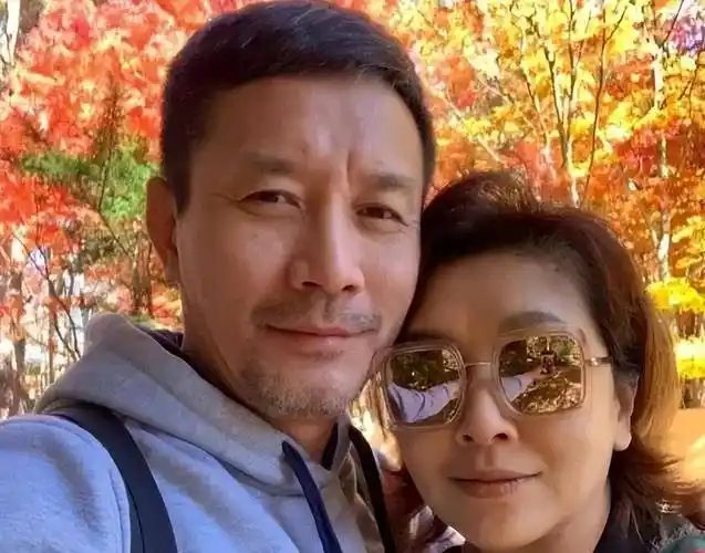 老公原来是眼熟的他,穿西装帅过靳东,难怪妻子娇羞只想独享_田小洁