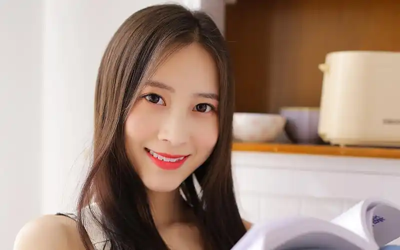 甜美背带裤美女高清图片桌面壁纸