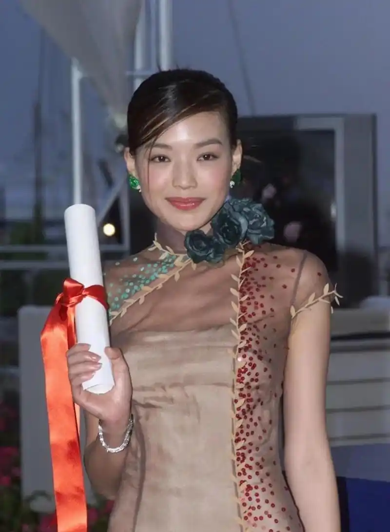 2001年舒淇参加戛纳电影节,身穿旗袍走红毯.