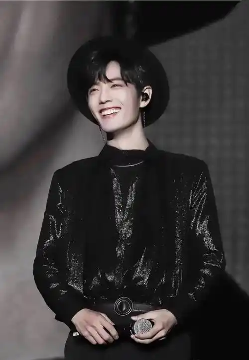 肖战接过小演员的信,回眸一笑间,甜美,干净又宠溺.