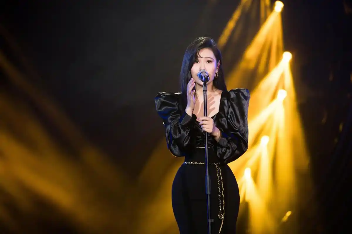 袁娅维大秀人鱼臀好身材融入国粹惊艳改编月牙湾