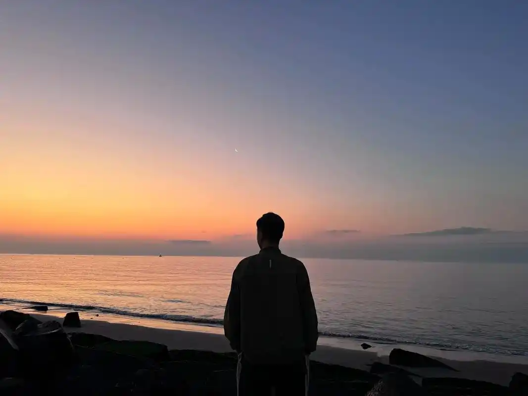 早晨起来看日出.#夕阳下的背影 #海边随拍 #黄昏里的男孩