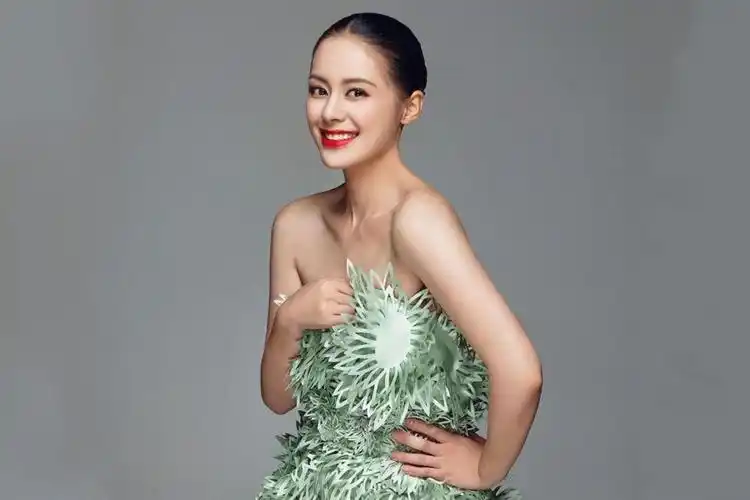 王力可绿华服彰显别样风情