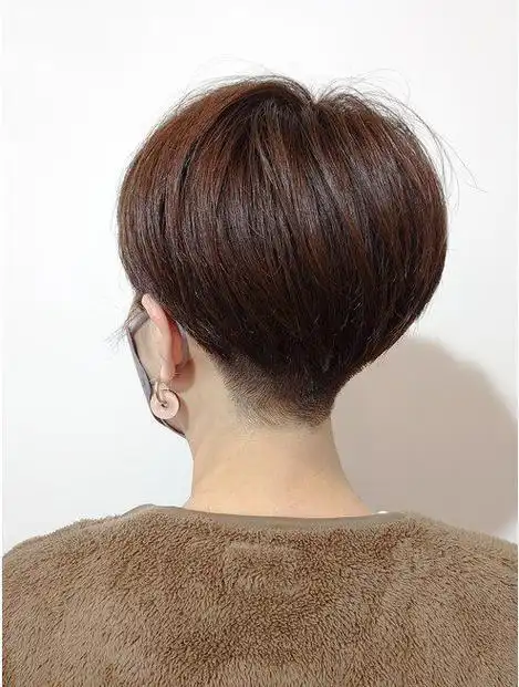 女人过了40岁,短发试试推边头发型,利落时尚有个性