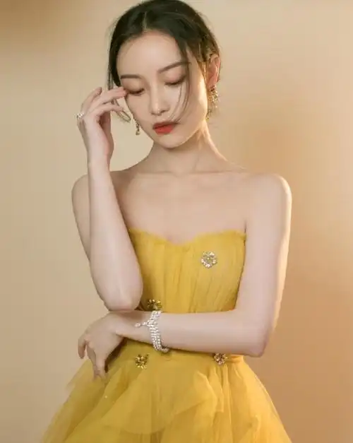 倪妮一袭黄色长裙,惊艳了时光,美到不可方物