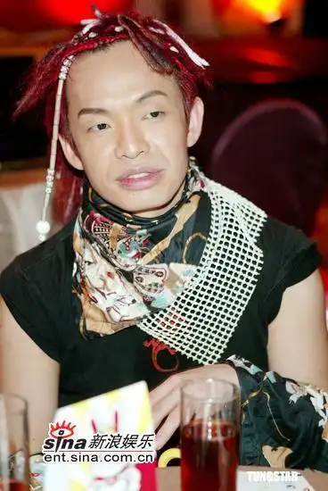 大炳小炳大,小炳摆pose新浪娱乐讯 8月9日,代表台湾艺人参加完好莱坞