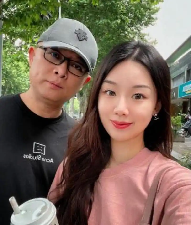 孟非的妻子是孟非的中学同学,两人于1993年结婚,[21]1997年孟非的女儿