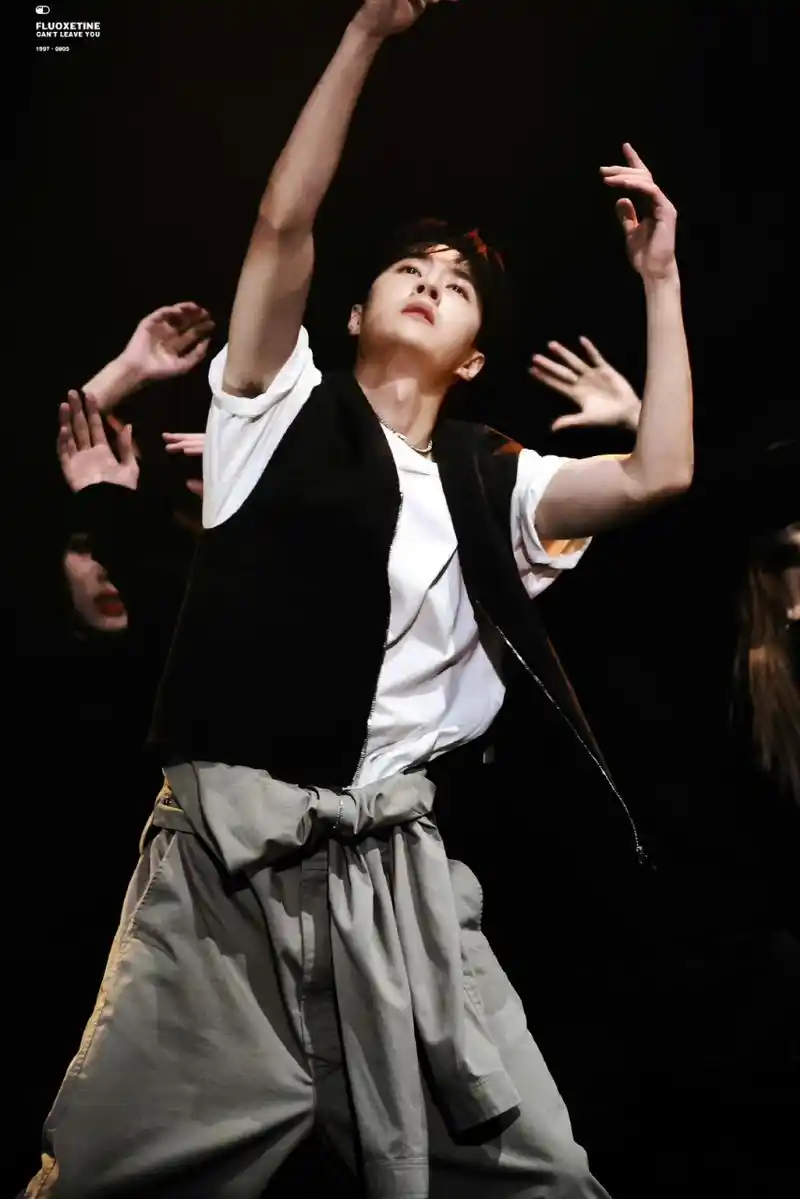 刚刚演唱会结束,王一博跳舞的表情看起来非常痛苦,但是又好像非常地爽