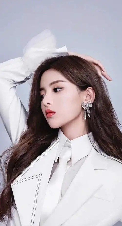 给我瞧瞧你们相册里杨超越的绝美侧脸