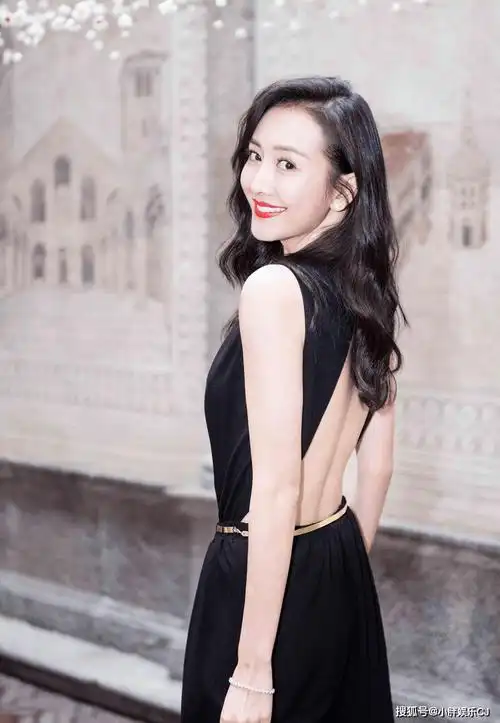 时隔半年,41岁王鸥复工,穿露脐包臀裙,腹部赘肉却惹__