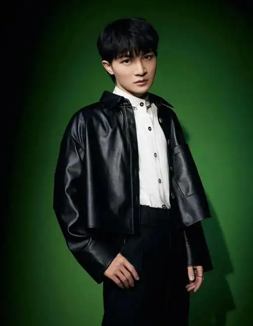 161cm的周深变身潮人,穿黑皮衣帅气有魅力,小个子要气场跟着学 - 时尚