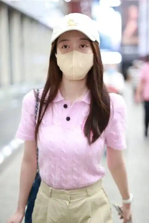 张雪迎粉色polo衫造型现身机场 戴棒球帽小清新十足_北京_短裤
