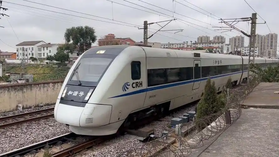 [中国铁路]crh1a动车组通过