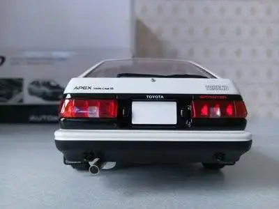 车尾,没有车牌挺别扭