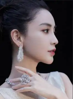 杨颖的侧脸时美时丑,下颚线有时候不稳定,奇奇怪怪的凹陷,很难让人