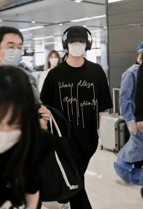 刘耀文萌探探探案海口路透allblack造型行走的发光体