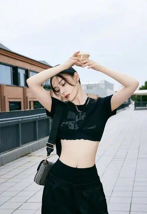 袁姗姗黑色造型写真甜酷十足露脐上衣大秀无敌马甲线