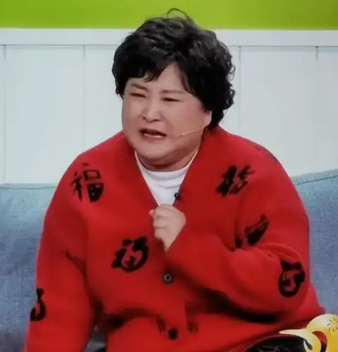 贾玲一出场,大家先是集体拿出手机扫一扫.