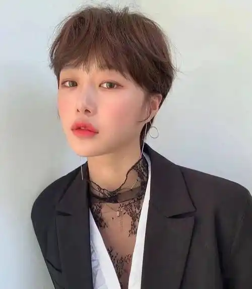 35款露耳超短发