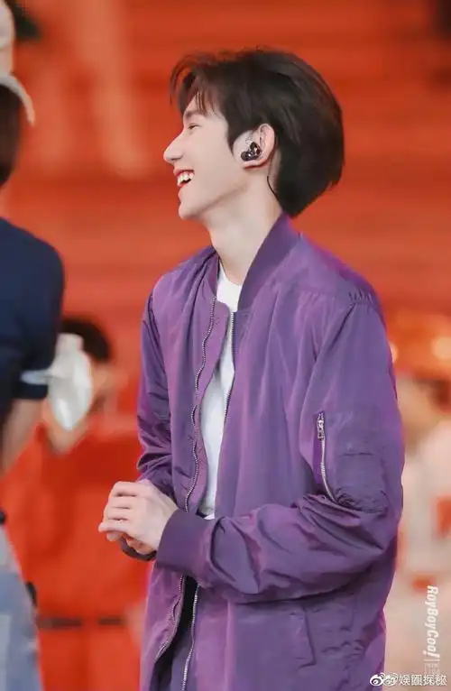 王源紫色套装造型青春有活力小源的笑容太治愈了