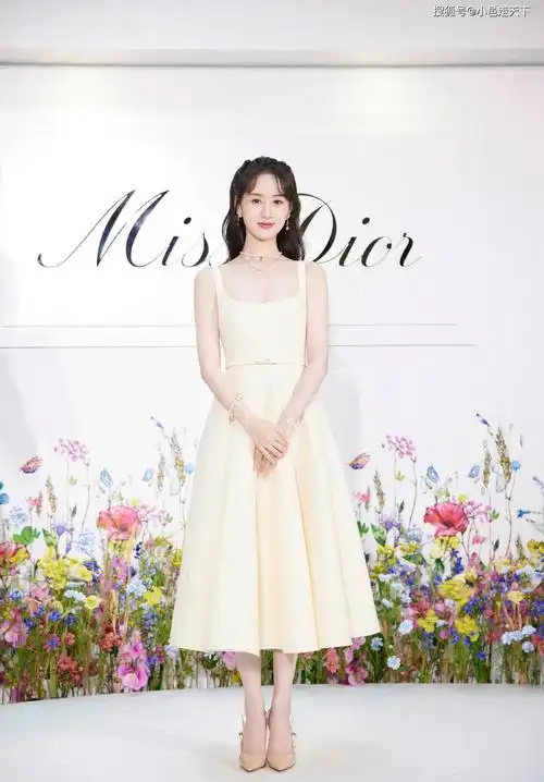 袁冰妍白色吊带裙优雅写真