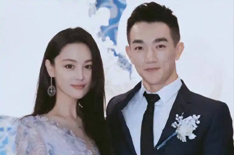 张馨予夫妇恩爱游玩丽江,何捷蹲地为老婆拍照,女儿留家上幼儿园_照片