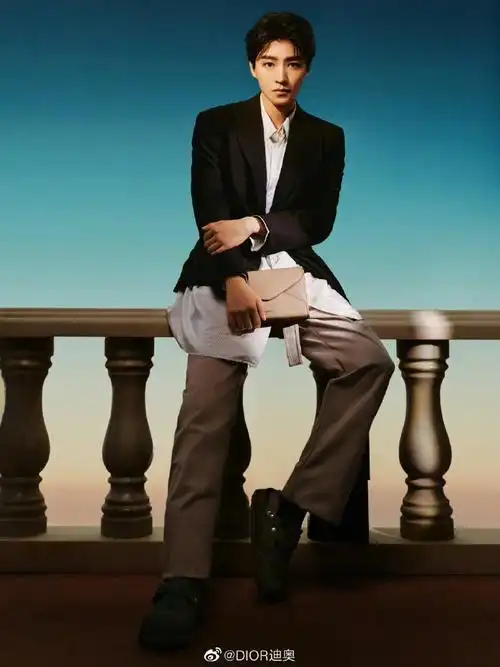 王俊凯 巴黎时装周#王俊凯手握双奢dior & christian louboutin拼待