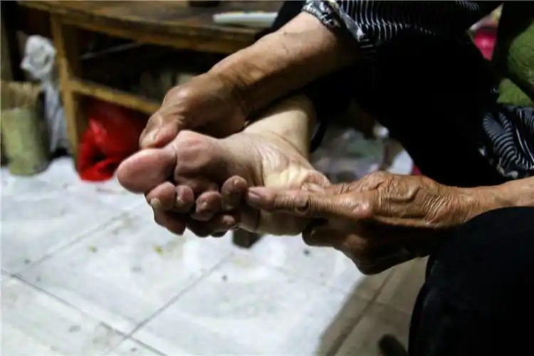 镜头下96岁的裹脚老人