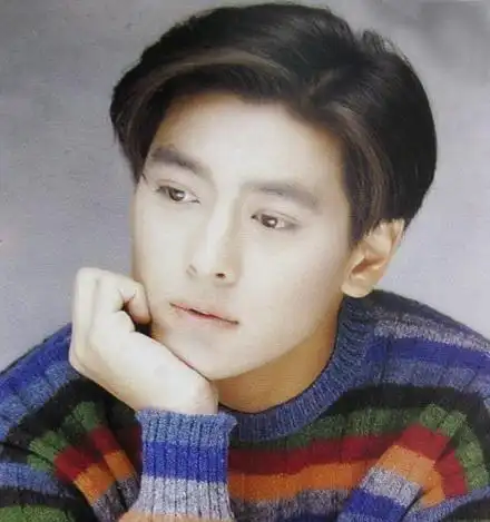 "在90年代可是很多少男少女追捧的偶像,他们三个人的颜值都挺高的