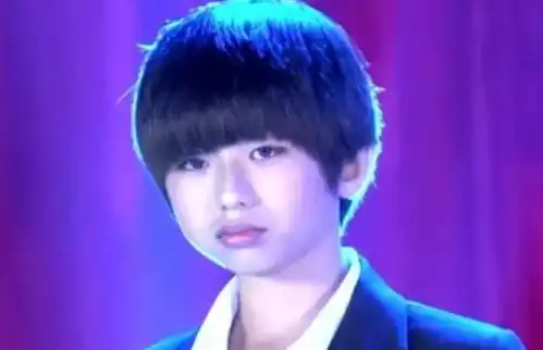 蔡徐坤小时候照片被扒出,很傻很呆婴儿肥,网友:这变化堪比整容