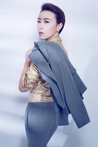 "万人迷"毛俊杰换了新眉型,告别落尾眉的她,旗袍装走红毯美翻了!