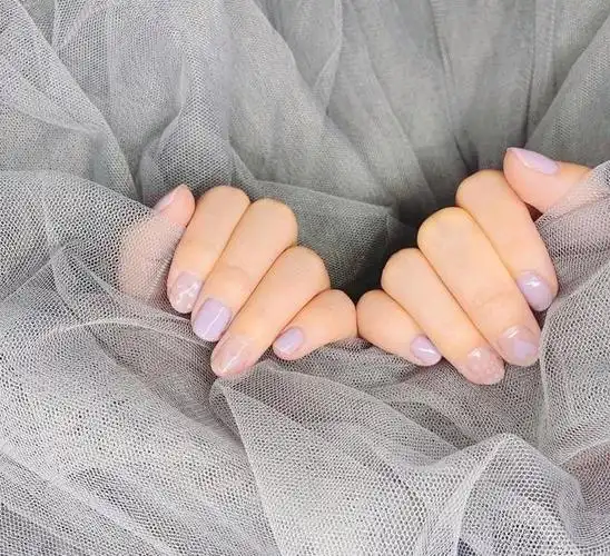 适合手黑的美甲裸色系(试试今年流行的)(7)