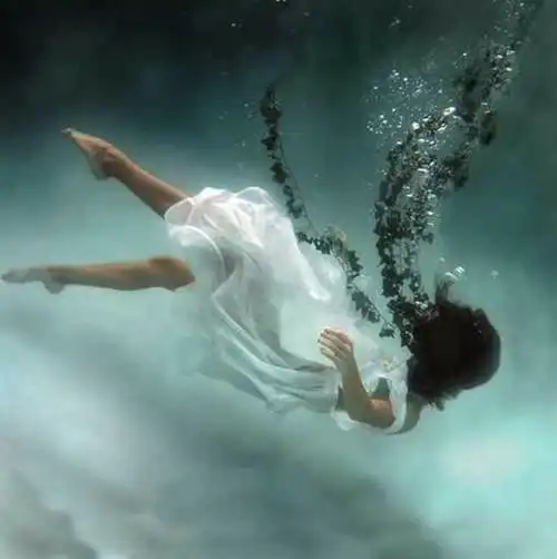 你慢慢的沉入海底