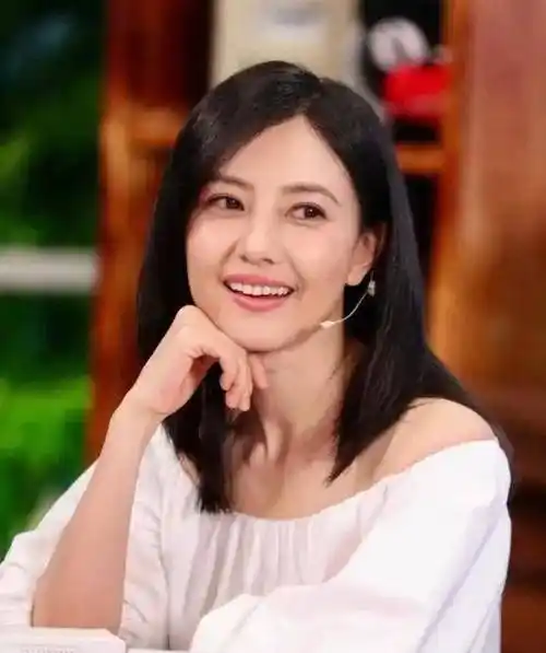 高圆圆全家聚餐女儿吐食物赵又廷用手接妻子一旁看戏表情抢眼