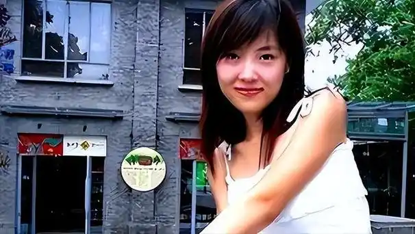 在奥运冠军邢傲伟的婚礼上,王圣因有事情耽搁了脚步,只能请王媞代为