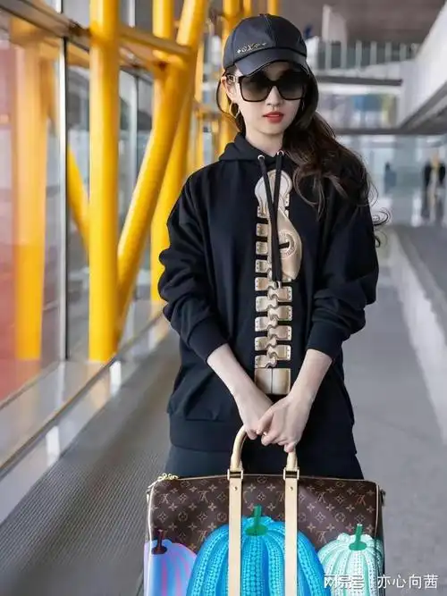 刘亦菲最新机场穿搭,简单美引发热议!