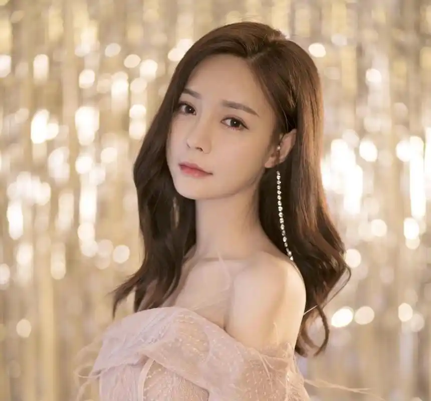 沈梦辰机场近照,对镜头比心,腰腹平坦力破怀孕传闻