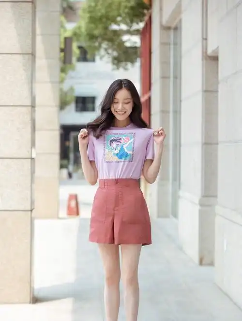 倪妮的气质感真不是吹的,一袭白色吊带连衣裙优雅温柔,美得惊艳