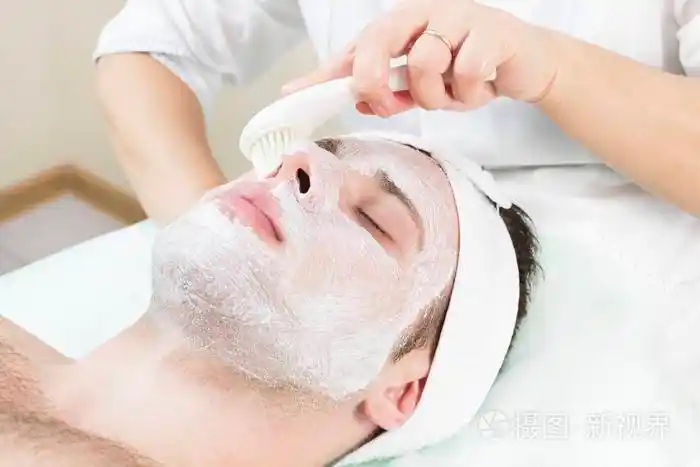 在水疗沙龙做面膜美容的男人