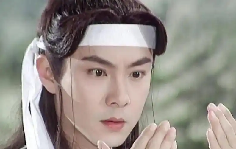 这张照片出自他1996年的电视剧《江湖小子》.