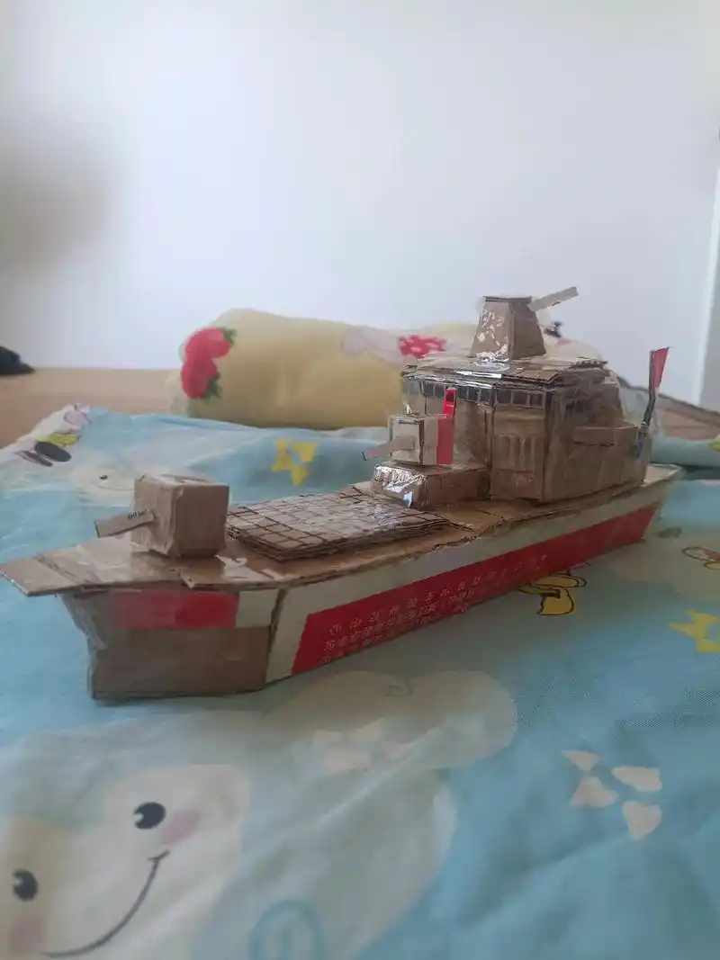 孩子在家做了个战舰#纸箱改造 #动手制作 #废物利用变废为宝 - 抖音