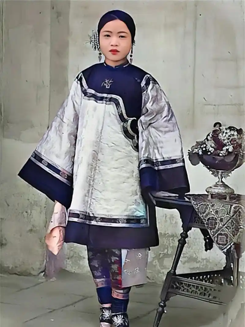 mcn风帆计划#这是清末一个裹小脚女孩的留影,看长相和发型,女孩很